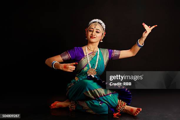 bharatnatyam pose - bharatanatyam dancing stock pictures, royalty-free photos & images