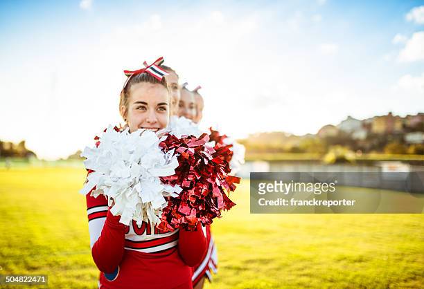 glück cheerleader posieren mit pon-pan - teen cheerleader stock-fotos und bilder