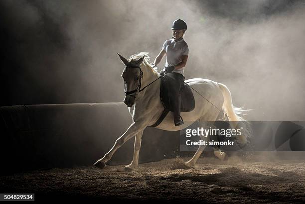 女性の馬の乗馬 - 馬　鞍 ストックフォトと画像