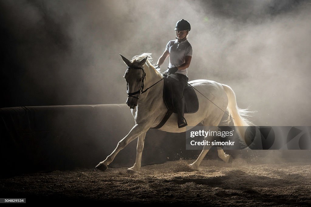 Mulher andando a cavalo
