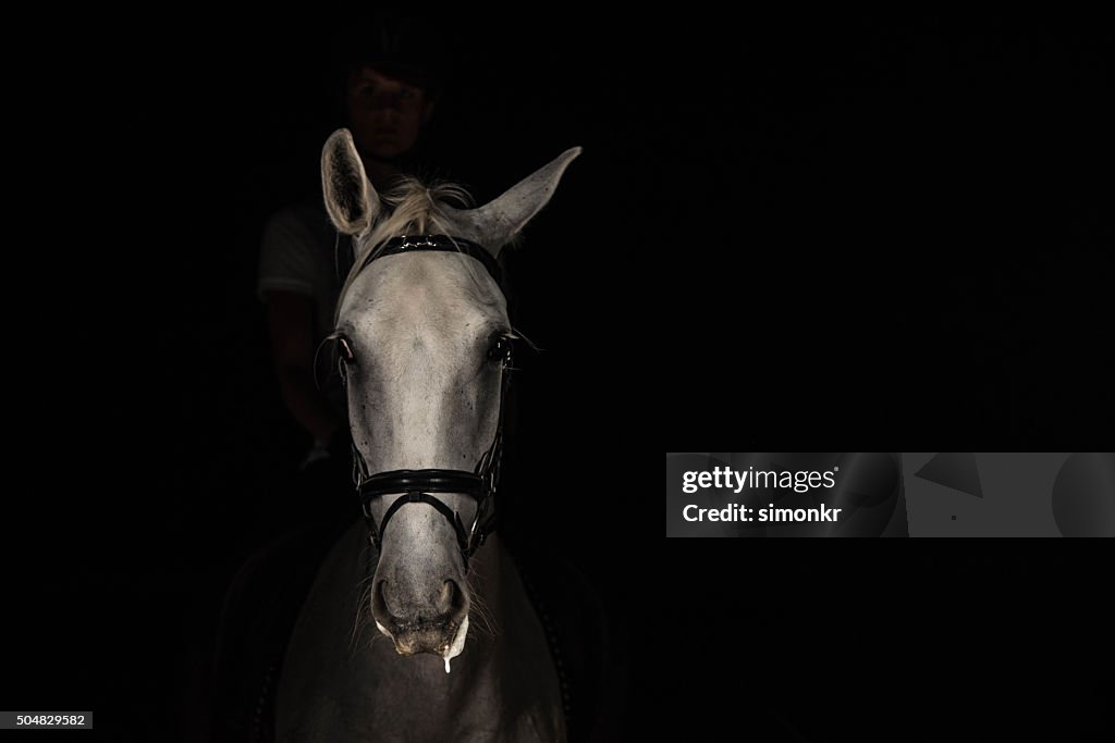 Mulher andando a cavalo