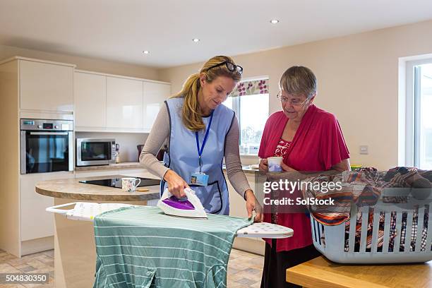 idosos cuidados da casa - housework - fotografias e filmes do acervo