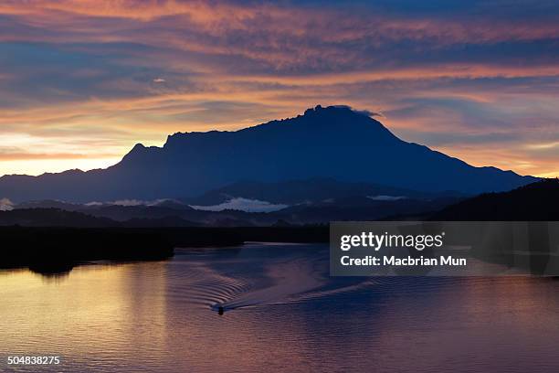 mount kinabalu view at sunrise in borneo - kota kinabalu fotografías e imágenes de stock