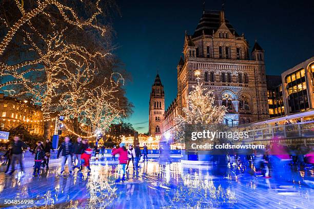 menschen, eislaufen, natural history museum in kensington, london, gb - ice rink stock-fotos und bilder