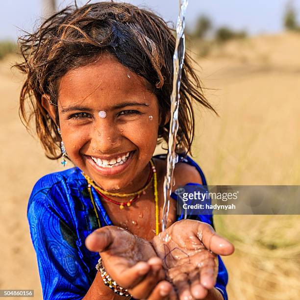 indische mädchen trinkt wasser, desert village, rajasthan, indien - rajasthani youth stock-fotos und bilder