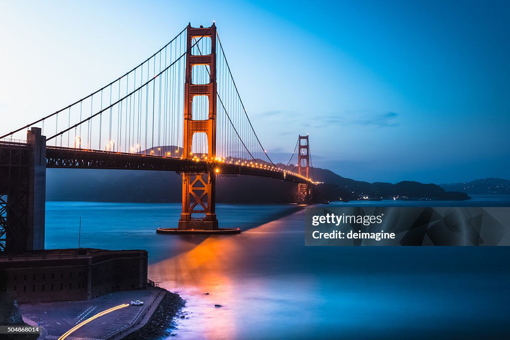 Golden Gate Bridge und San Francisco Bay bei Dämmerung