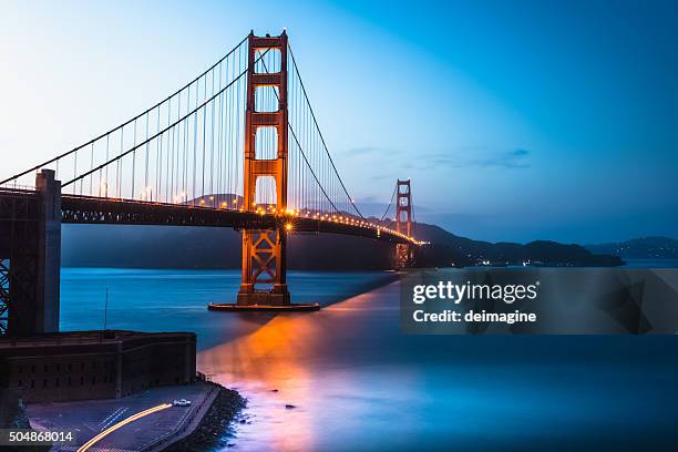 golden gate bridge und san francisco bay bei dämmerung - golden gate bridge night stock-fotos und bilder