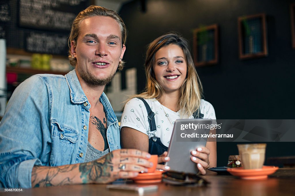 Ritratto di una giovane coppia australiano in un coffee shop