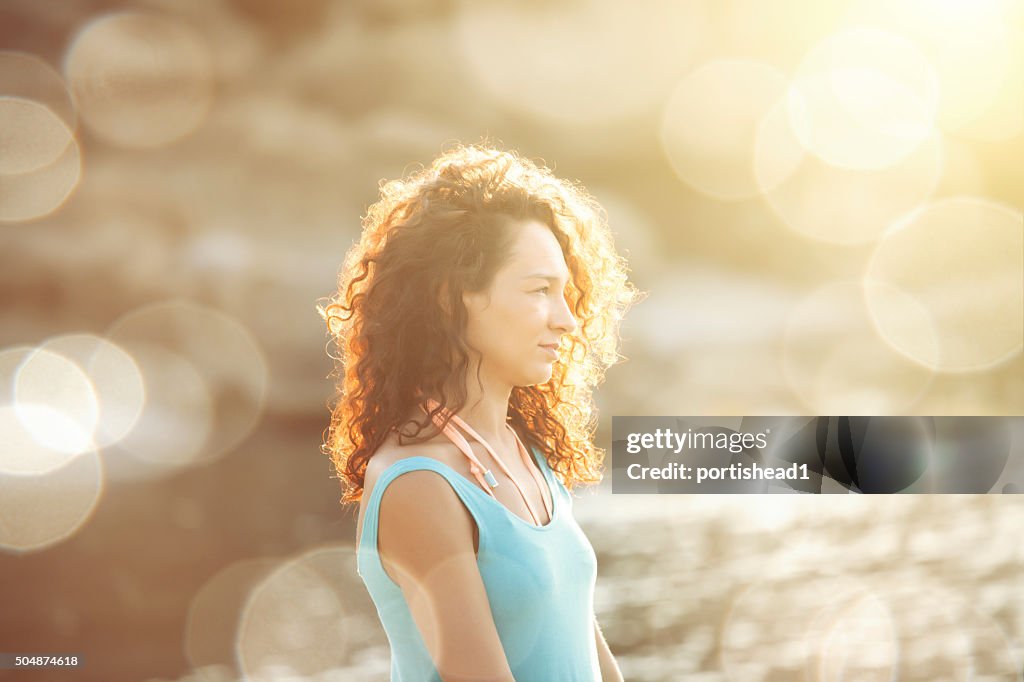 Jeune Caucasien blanc femme assise sur la plage