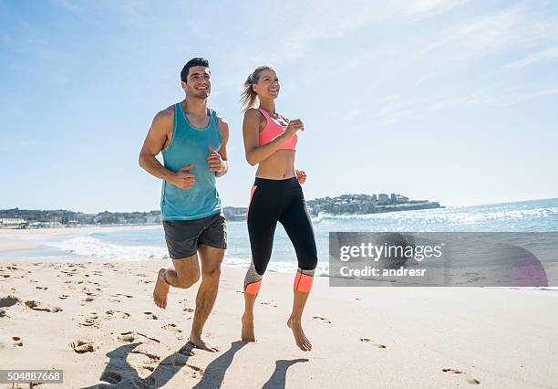 casal correndo na praia - barefoot men - fotografias e filmes do acervo