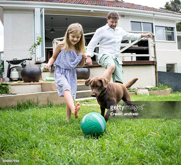 family playing football with the dog - australian football 個照片及圖片檔