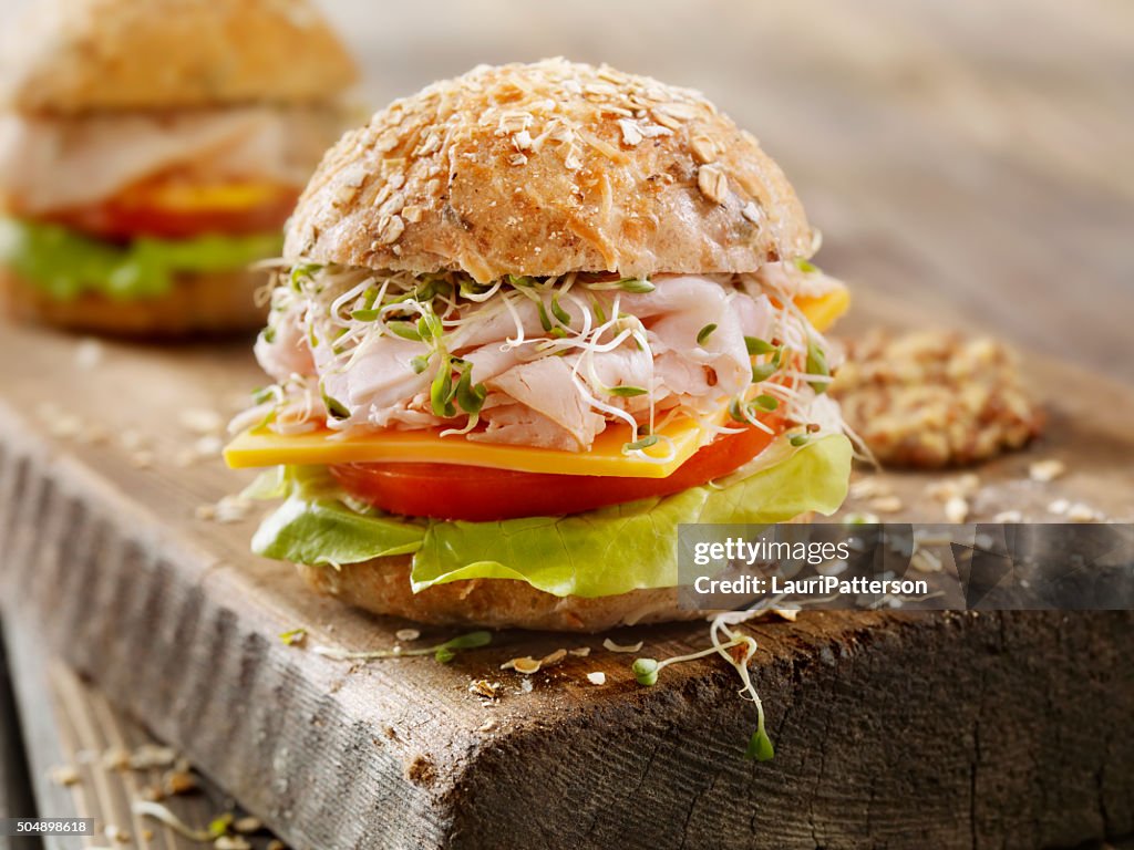 Türkei und Käse-Sandwich auf ein rustikales Schneidebrett