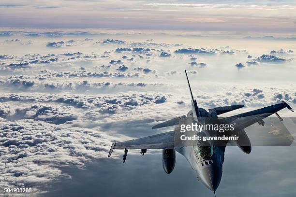 f - 16 fighting falcon im flug - fighter jet stock-fotos und bilder