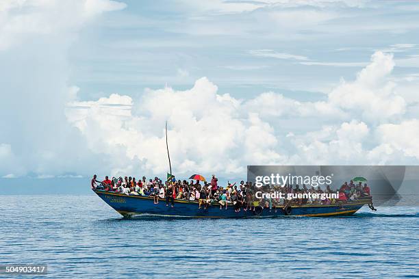 barco repleto de refugiados sobre el lago tanganica - fugitivo fotografías e imágenes de stock