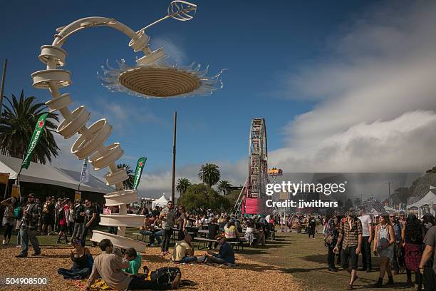crowd skulptur riesenrad bühne 2015 treasure island music festival - treasure island music festival stock-fotos und bilder