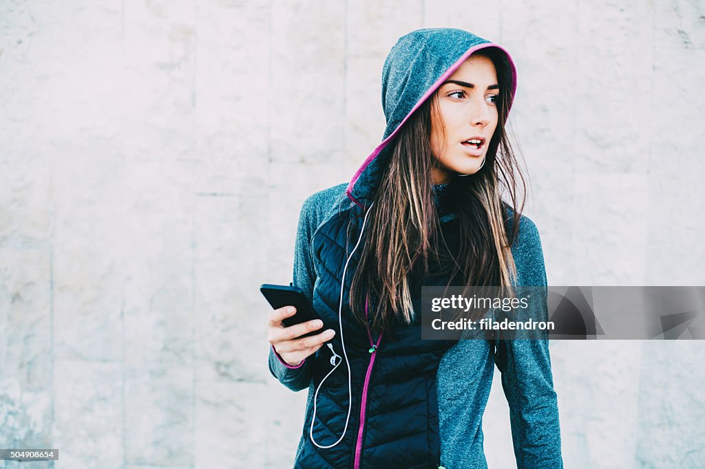 Femmina Jogger utilizzando il telefono