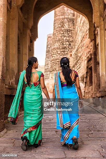 zwei indische frauen auf dem weg zum mehrangarh fort, indien - meherangarh fort stock-fotos und bilder