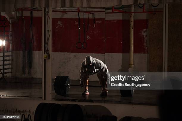 Bodybuilder Posant Fitness Homme Musclé Sur Scène Sombre