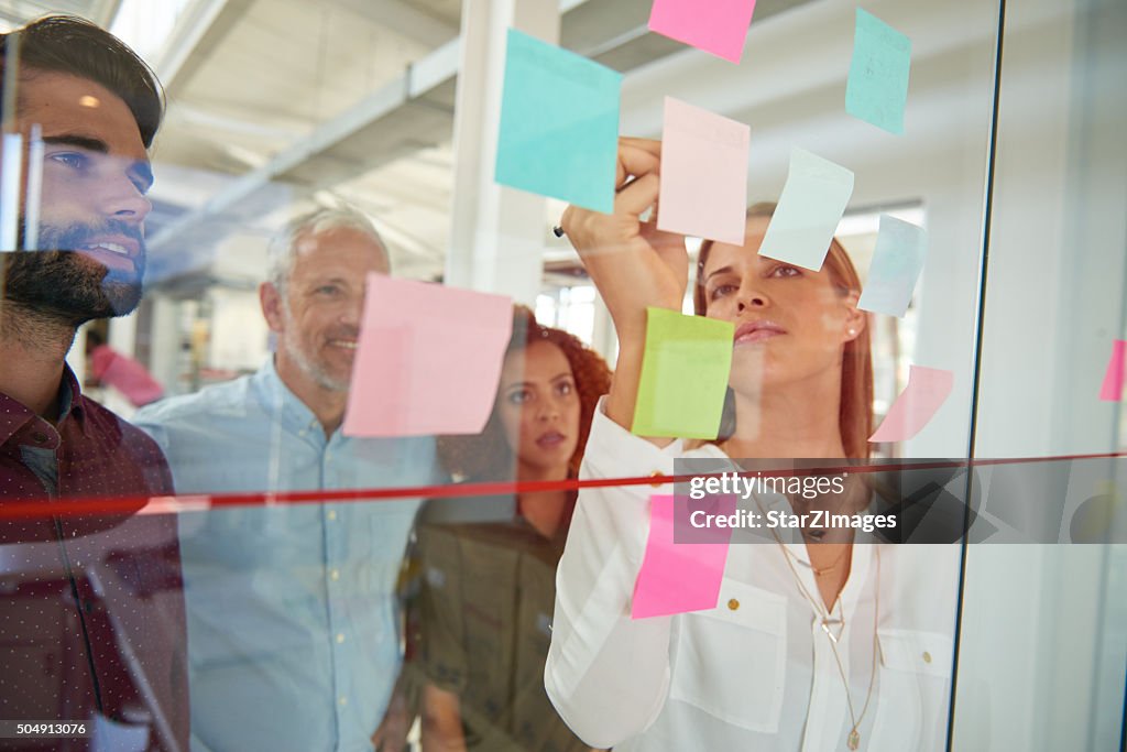 Uso de una puerta de vidrio para hacer una presentación a sus colegas