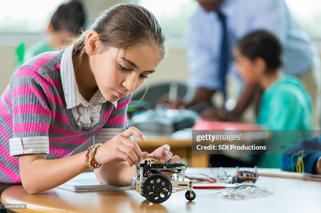 Hispânico Aluno da Escola primária edifício durante a aula de ciências do robô