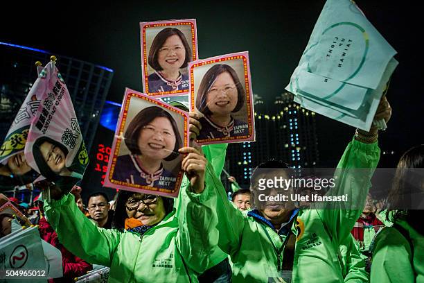 Supporters of Democratic Progressive Party presidential candidate Tsai Ing-wen cheer during rally campaign ahead of the Taiwanese presidential...