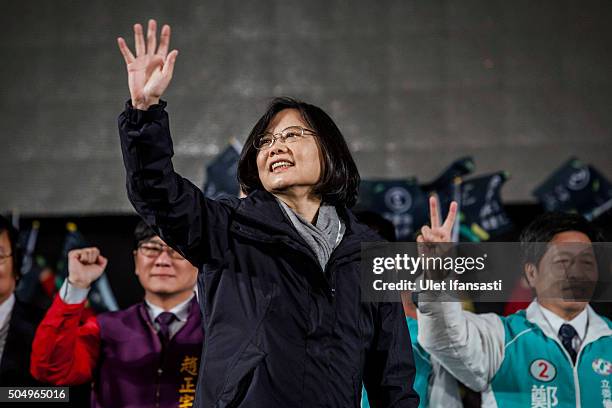 Democratic Progressive Party presidential candidate Tsai Ing-wen waves to supporters during rally campaign ahead of the Taiwanese presidential...