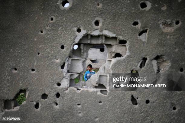 Bullet In Wall 802 Bullet Hole In Wall Stock Photos, High-Res Pictures, and Images ...