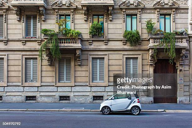a classically italian street - kleinwagen stock-fotos und bilder