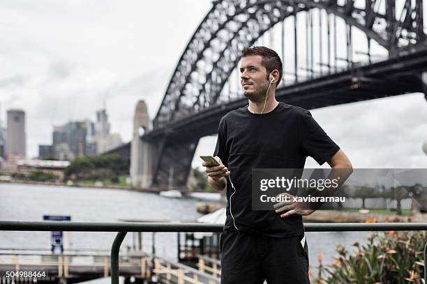 mit einer app für running - australia city lifestyle stock-fotos und bilder