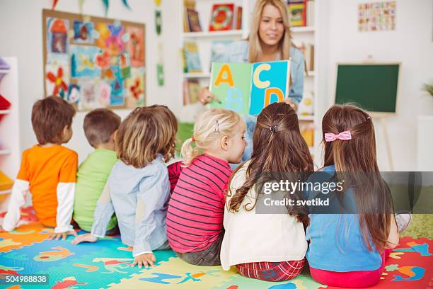 spielerisch lernen - schüler von hinten im klassenzimmer stock-fotos und bilder