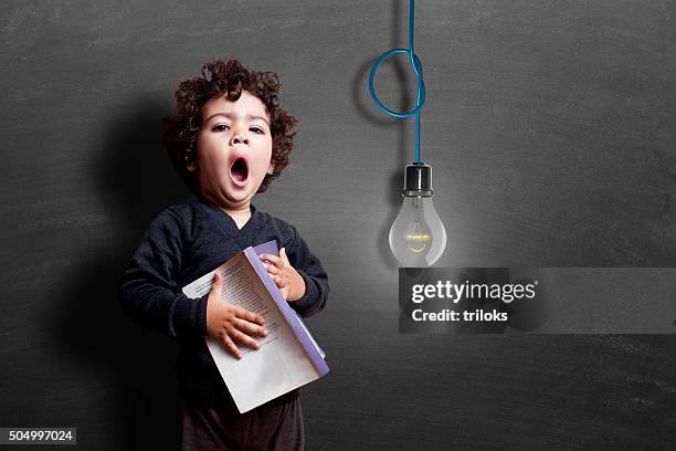 frau gähnen im arbeitszimmer - big idea stock-fotos und bilder