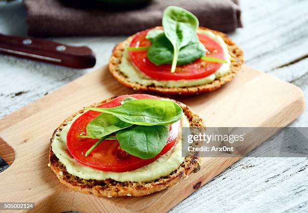 toast with spinach, avocado and tomato - brotzeitbrett stock-fotos und bilder
