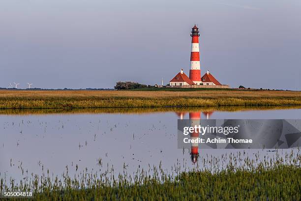 westerhever lighthouse - westerhever vuurtoren stockfoto's en -beelden