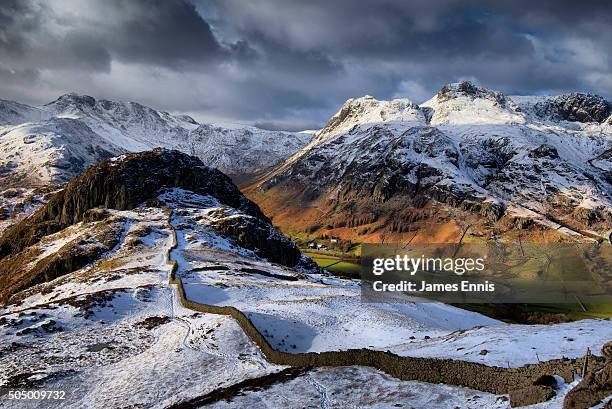 lingmoor fell and side pike, the langdale pikes, cumbria, lake district national park - ambleside the lake district fotografías e imágenes de stock