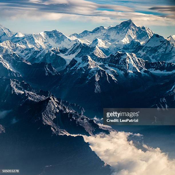 mountain peak in nepal himalaya - bergketen stockfoto's en -beelden