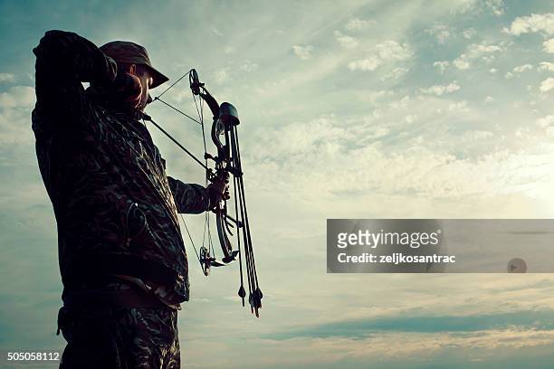 profilo di bowman con arco e freccia. - hunting arrow foto e immagini stock