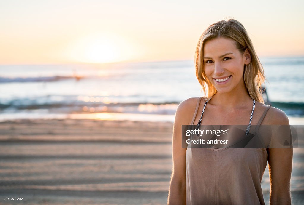 Schöne Frau am Strand