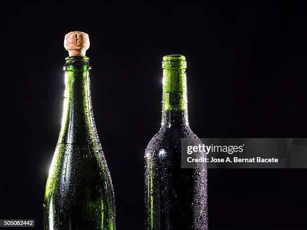 glass bottles of wine and wine-cellar with drops of cold water - beschlagen stock-fotos und bilder