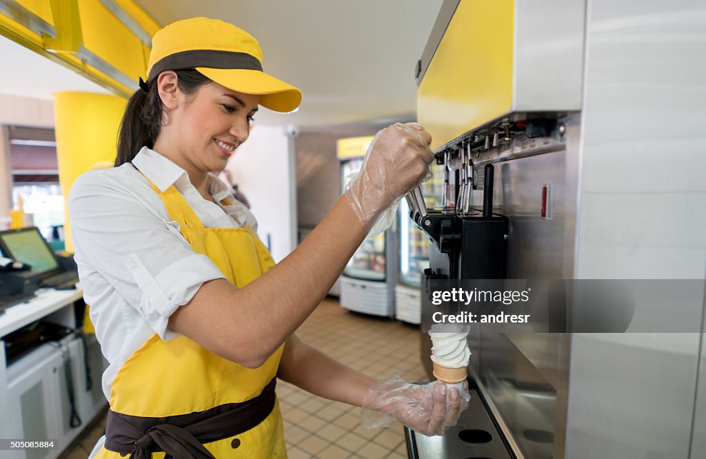 Frau serviert Eis in einem Geschäft