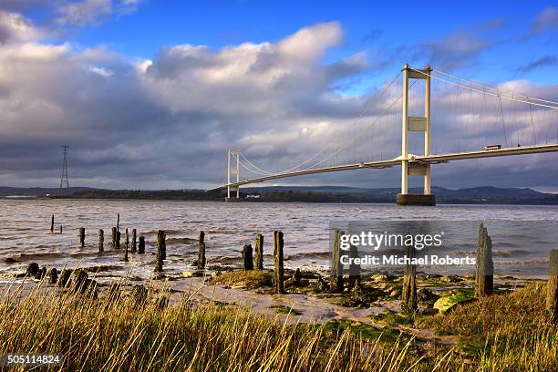 the severn bridge spanning the severn estuary and river wye between england and wales - severn bridge stockfoto's en -beelden