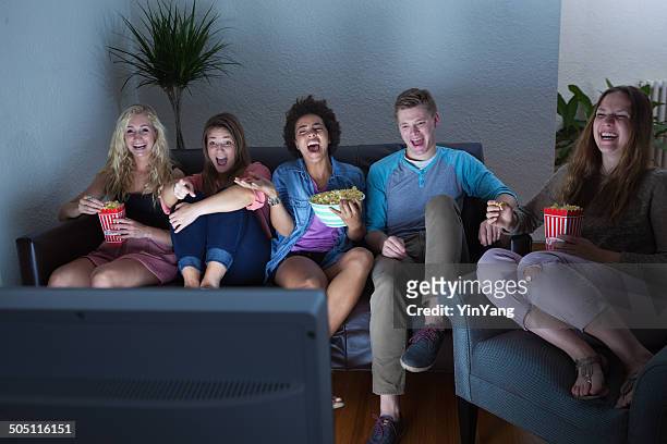 adolescente grupo de amigos viendo caricatura película juntos, programa de televisión - familia viendo tv fotografías e imágenes de stock