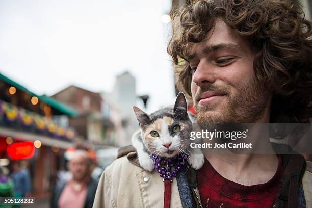 man and pet cat at mardi gras - new orleans - pet leash stockfoto's en -beelden
