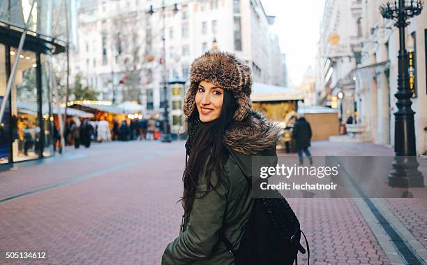 winter mode-porträt einer jungen frau in der stadt - jägermütze stock-fotos und bilder