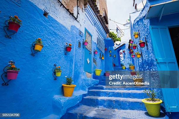 gasse liegt in chefchaouen, morocoo - marokko stock-fotos und bilder