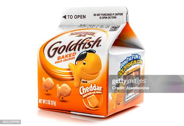 goldfisch gebackene snacks gebäck - ganzkörper freisteller editorial stock-fotos und bilder