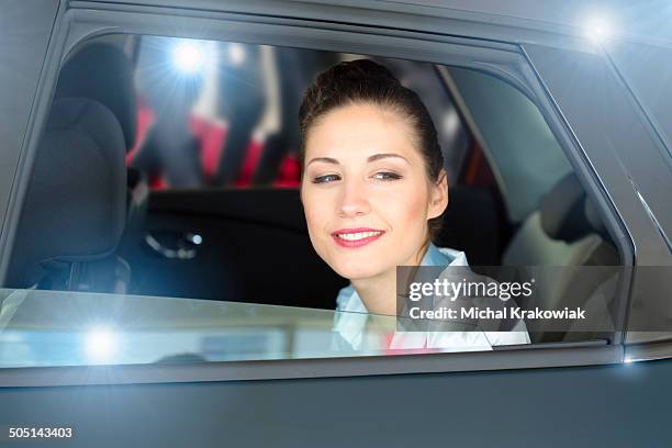 celebrity in car - passenger muzikant stockfoto's en -beelden