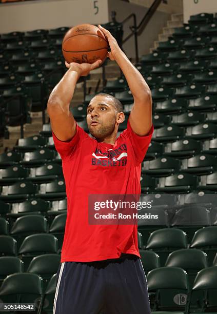 Gary Neal of the Washington Wizards warms up before the game against the Indiana Pacers on January 15, 2016 at Bankers Life Fieldhouse in...