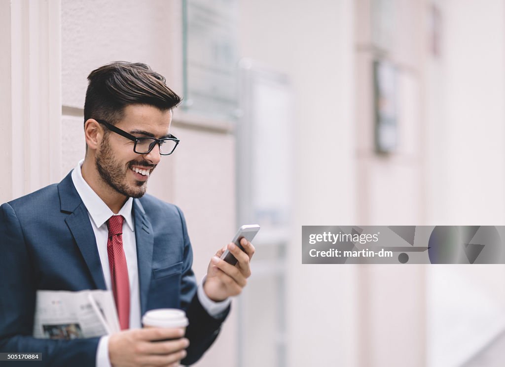 Geschäftsmann SMS auf das Telefon