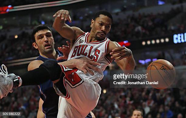 Derrick Rose of the Chicago Bulls is fouled by Zaza Pachulia of the Dallas Mavericks at the United Center on January 15, 2016 in Chicago, Illinois....