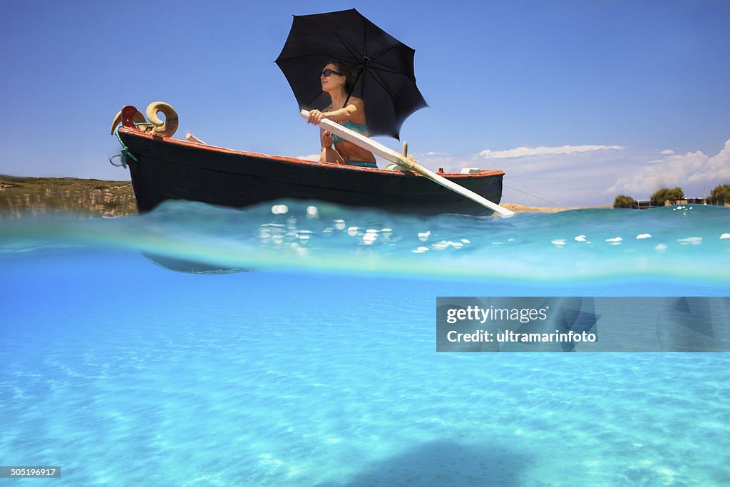 Mulher bonita de Remo de Barco de Pesca